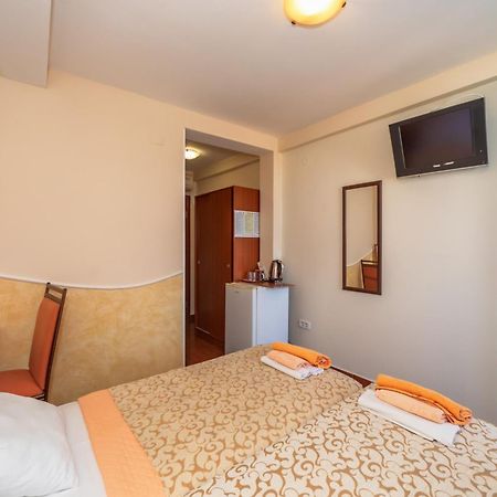 Apartments Pod Lozom With Seaview Petrovac Luaran gambar
