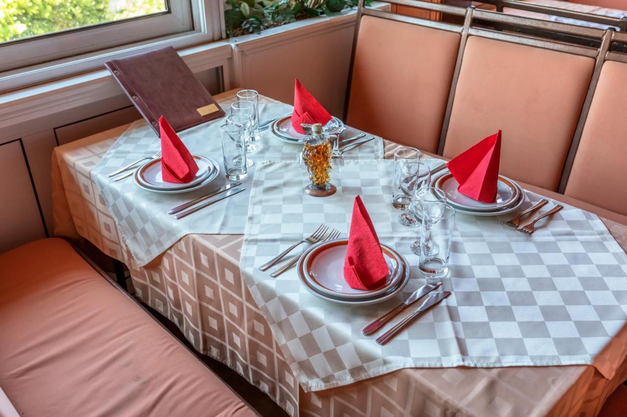 Apartments Pod Lozom With Seaview Petrovac Luaran gambar
