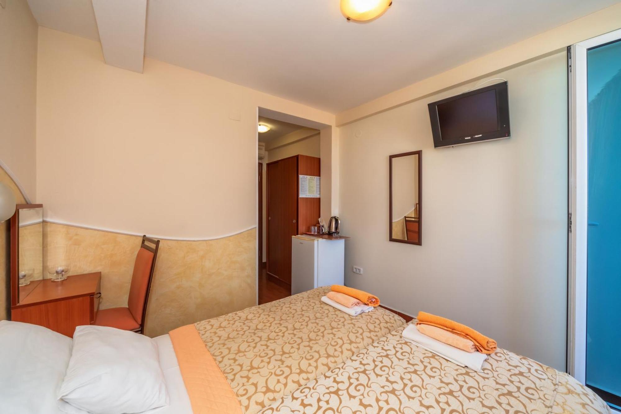 Apartments Pod Lozom With Seaview Petrovac Luaran gambar