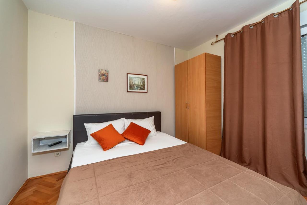 Apartments Pod Lozom With Seaview Petrovac Bilik gambar