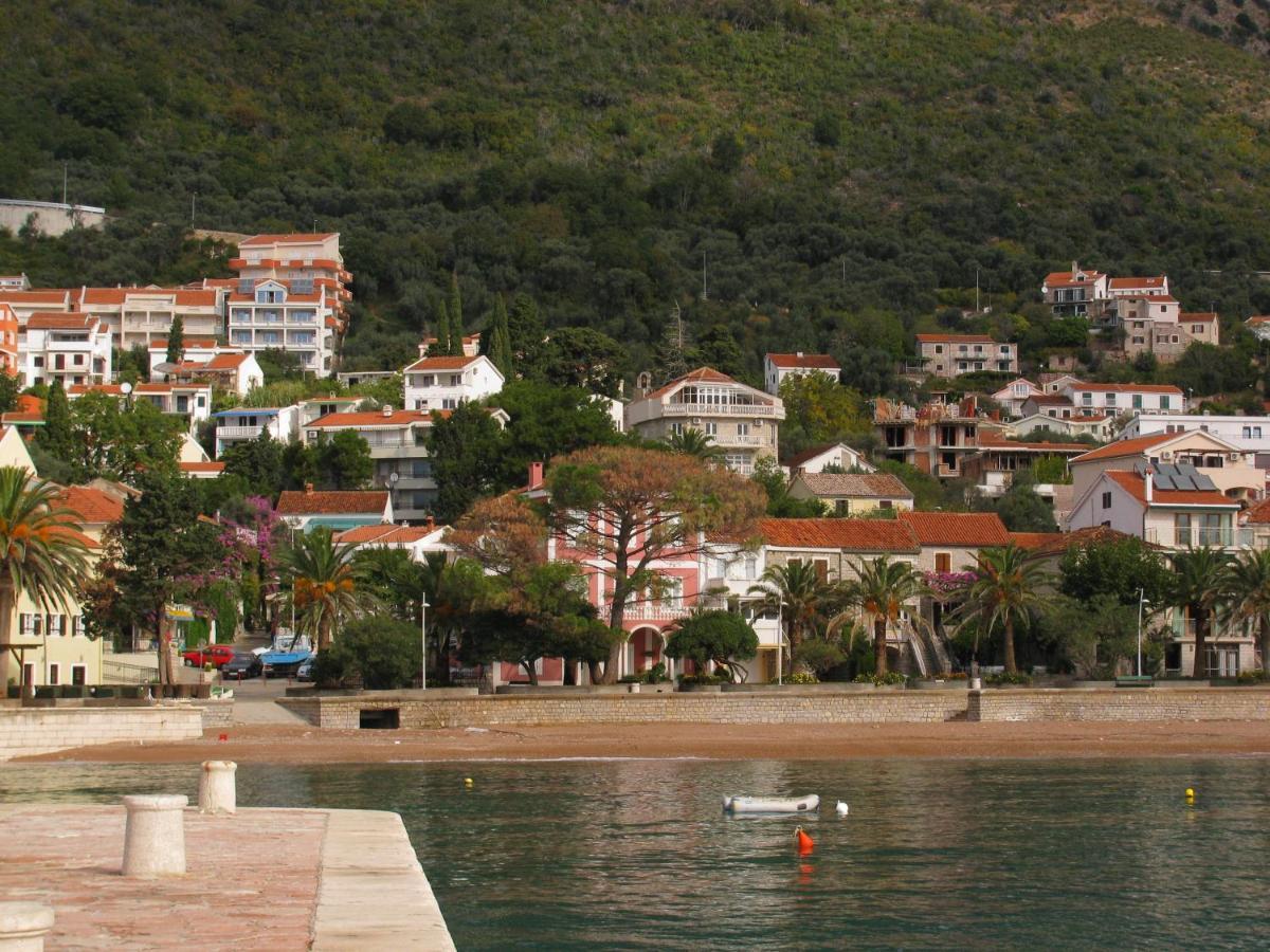 Apartments Pod Lozom With Seaview Petrovac Bilik gambar