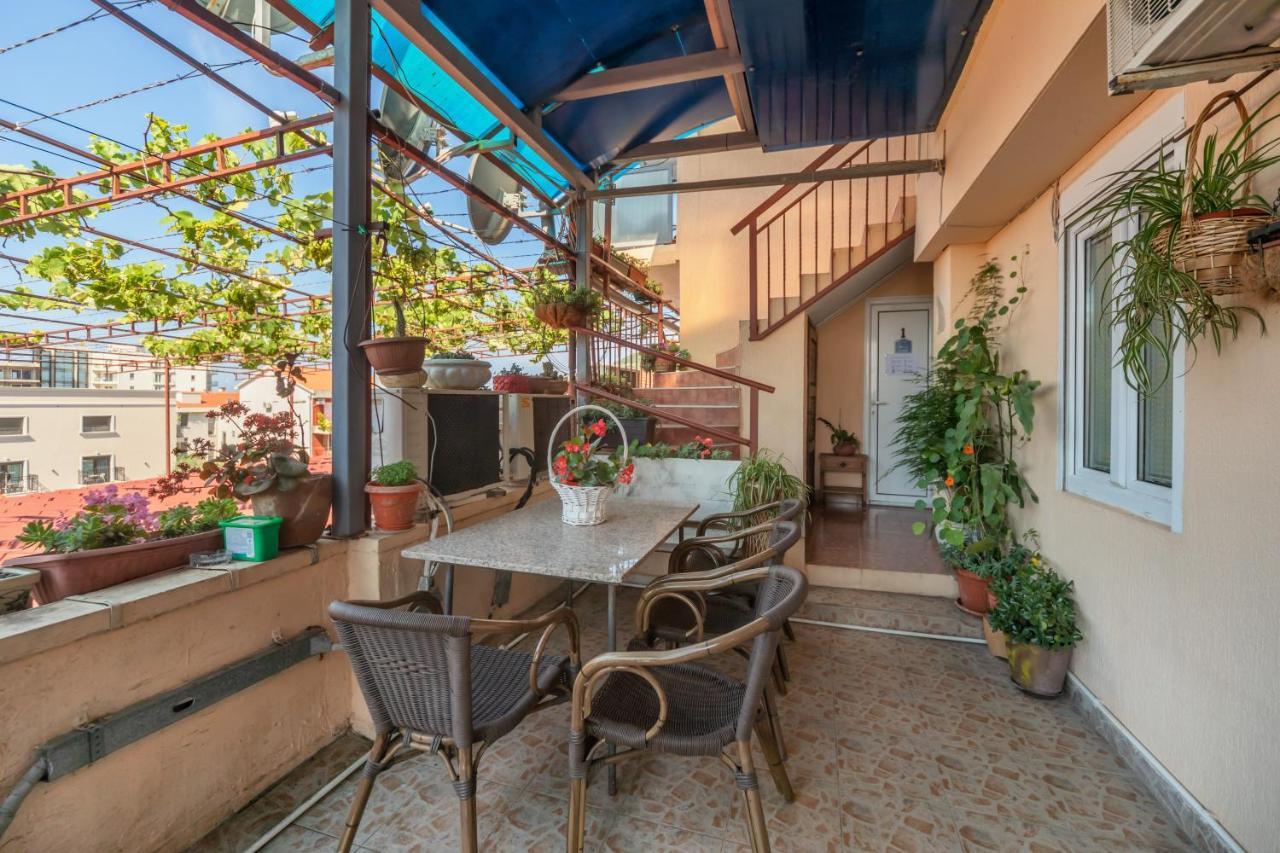 Apartments Pod Lozom With Seaview Petrovac Bilik gambar