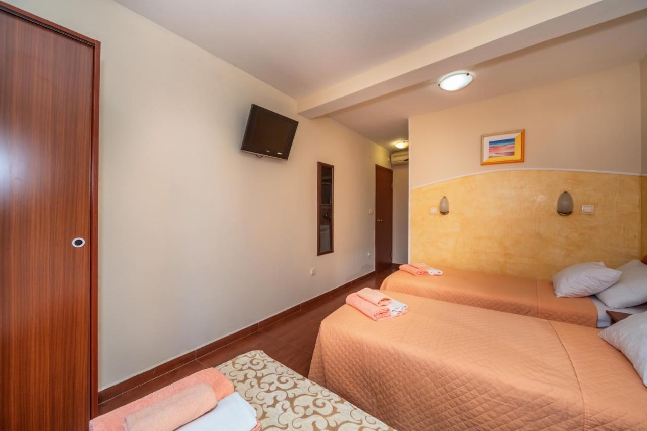 Apartments Pod Lozom With Seaview Petrovac Bilik gambar