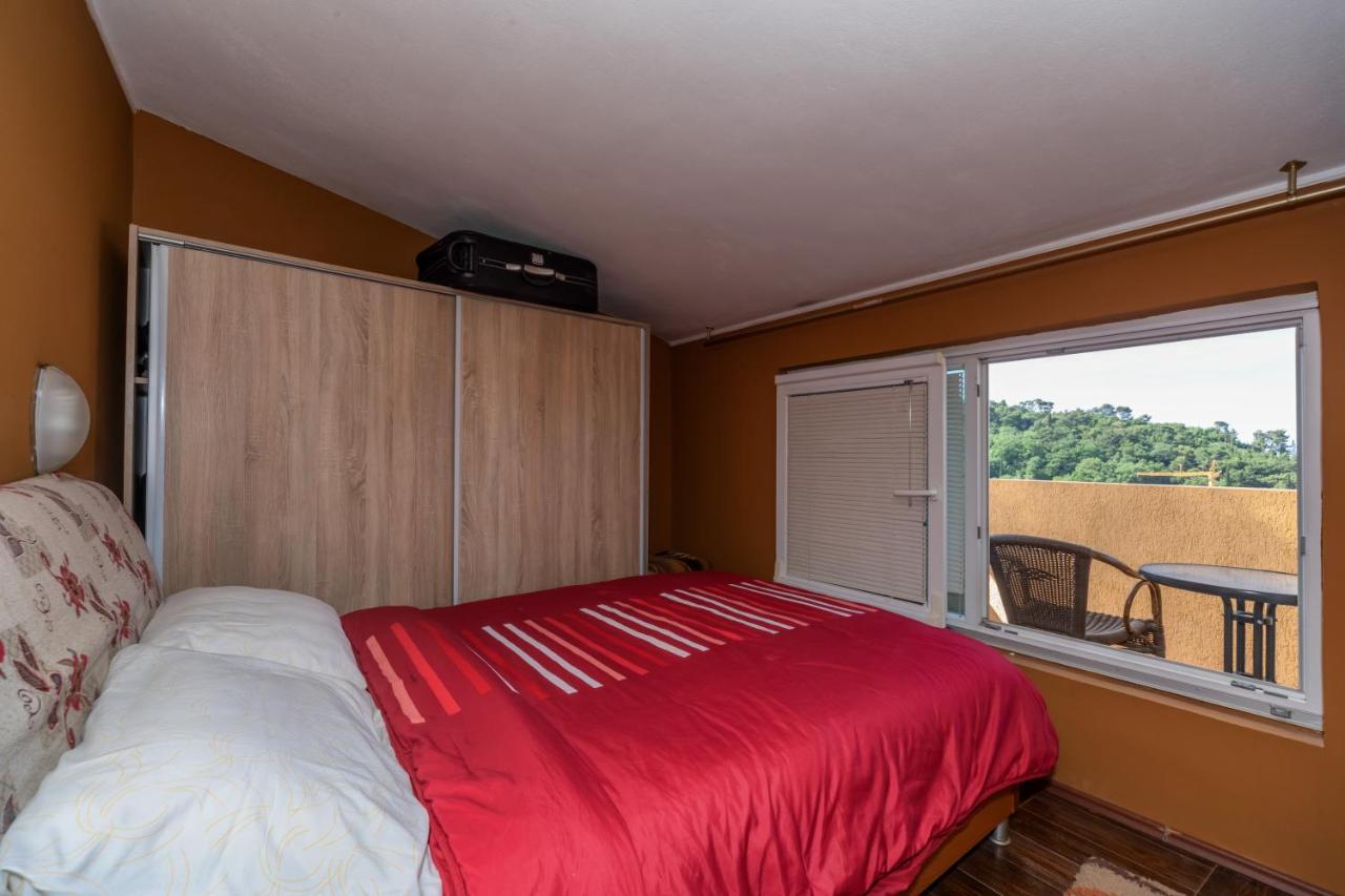 Apartments Pod Lozom With Seaview Petrovac Bilik gambar