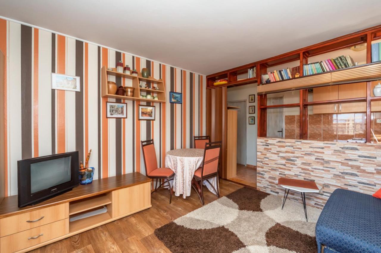 Apartments Pod Lozom With Seaview Petrovac Bilik gambar
