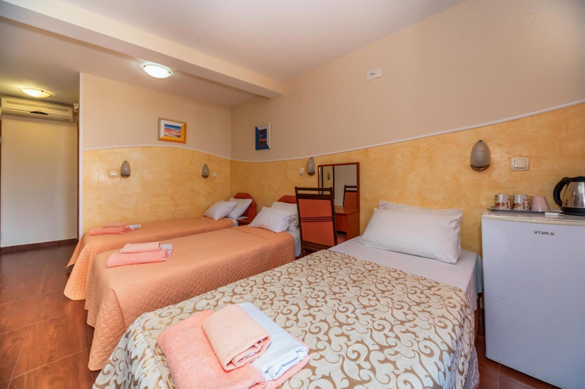 Apartments Pod Lozom With Seaview Petrovac Bilik gambar