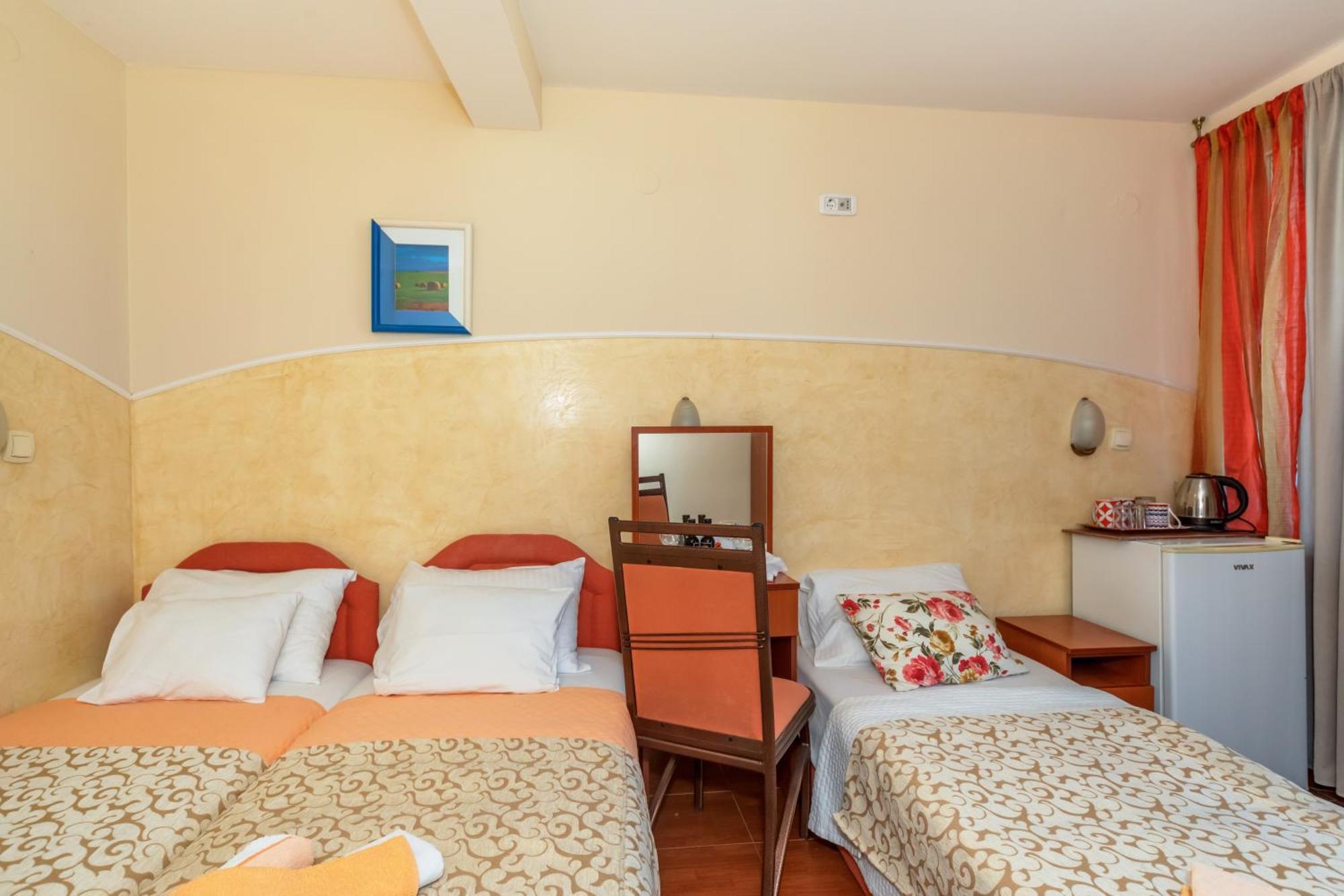Apartments Pod Lozom With Seaview Petrovac Bilik gambar