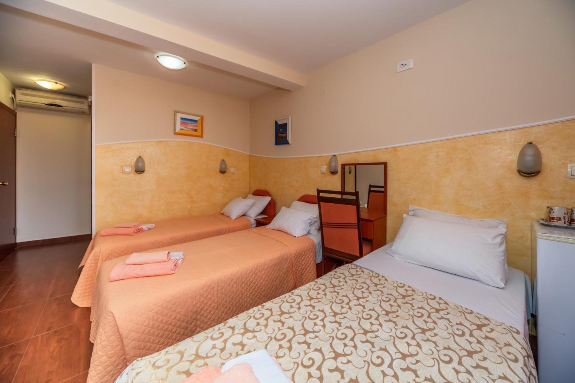 Apartments Pod Lozom With Seaview Petrovac Bilik gambar