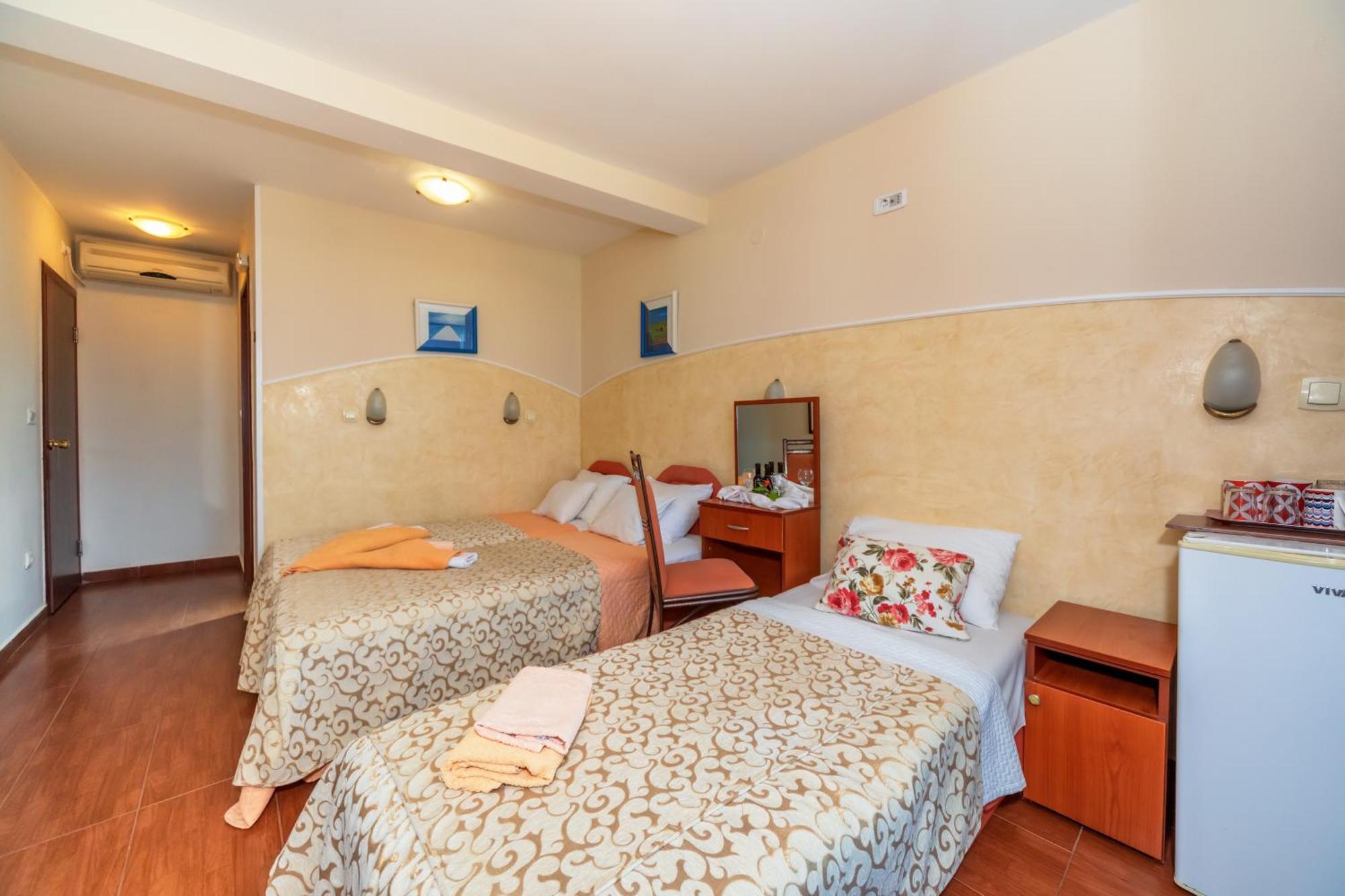 Apartments Pod Lozom With Seaview Petrovac Bilik gambar