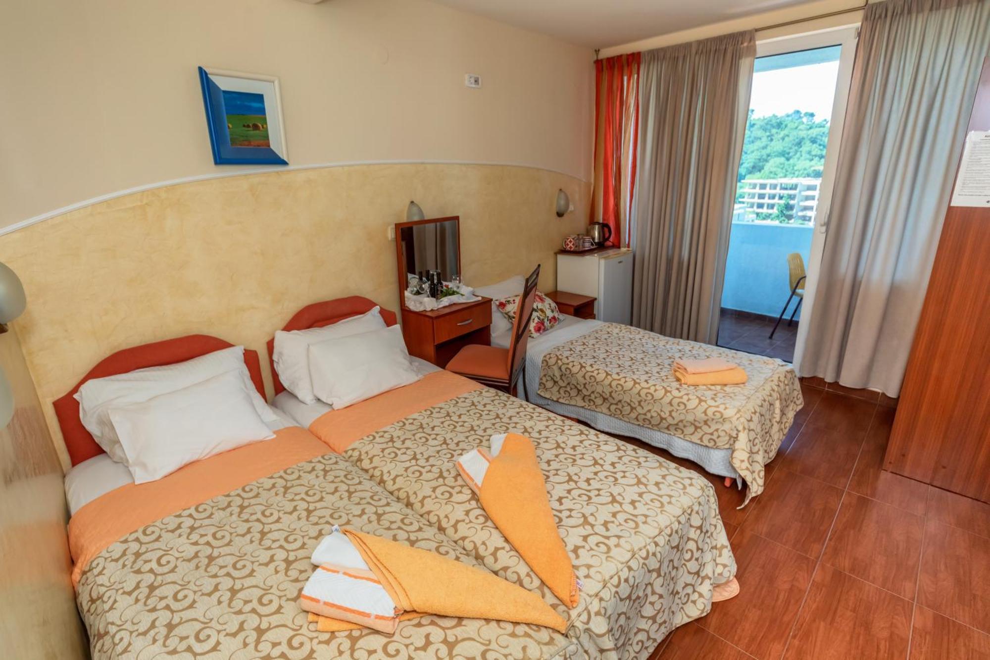 Apartments Pod Lozom With Seaview Petrovac Bilik gambar
