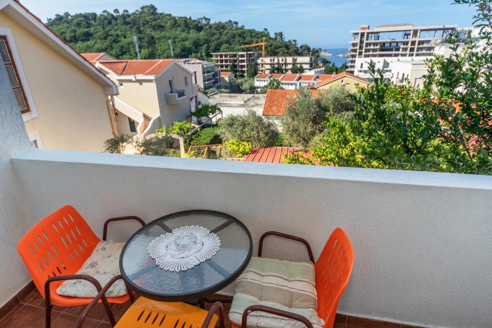 Apartments Pod Lozom With Seaview Petrovac Bilik gambar