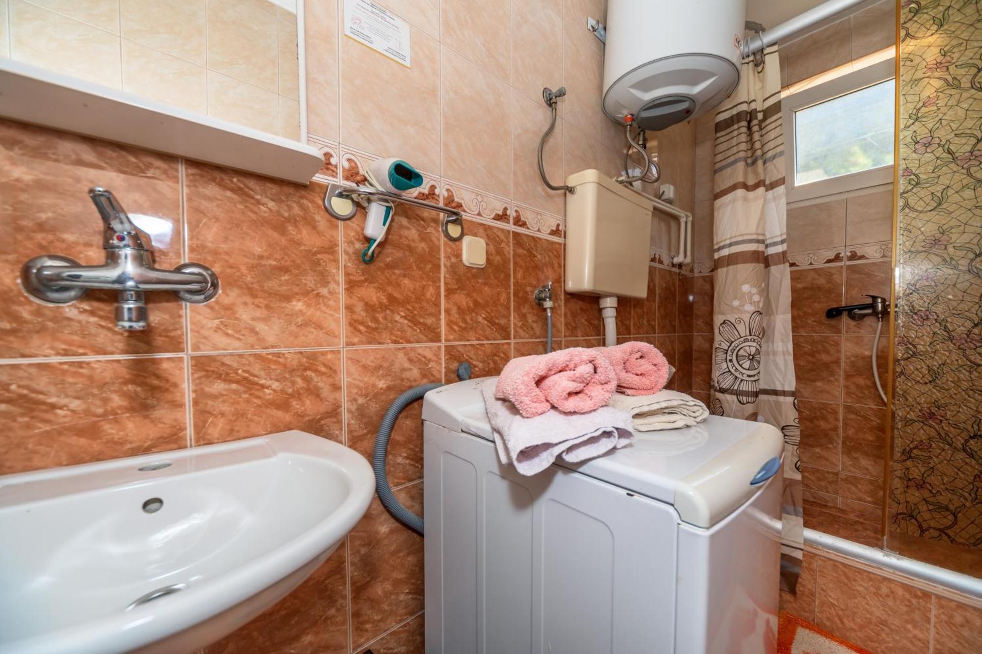Apartments Pod Lozom With Seaview Petrovac Bilik gambar