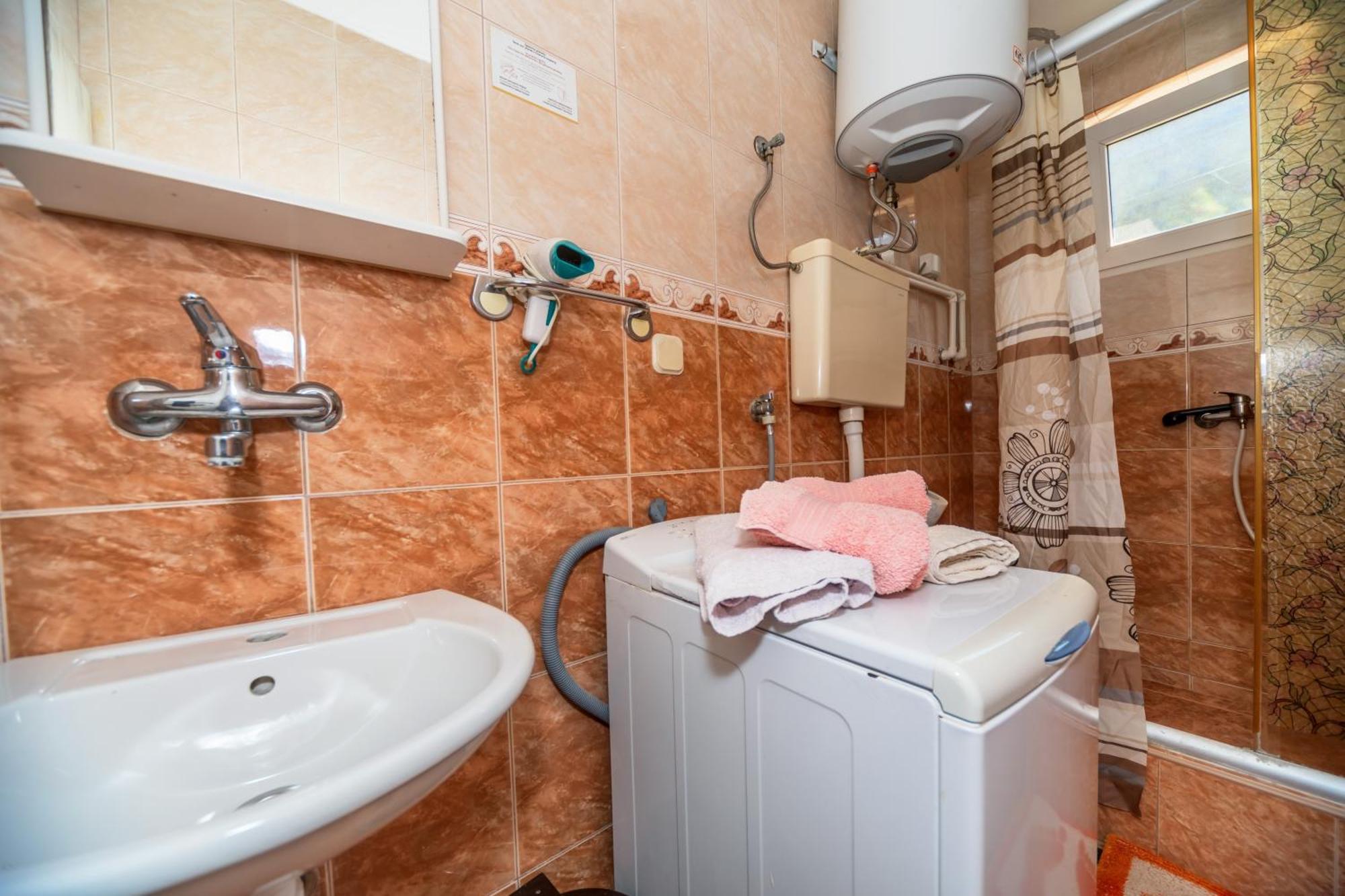 Apartments Pod Lozom With Seaview Petrovac Bilik gambar