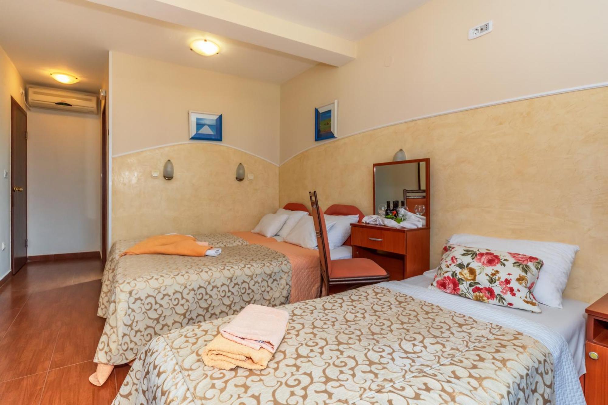 Apartments Pod Lozom With Seaview Petrovac Bilik gambar