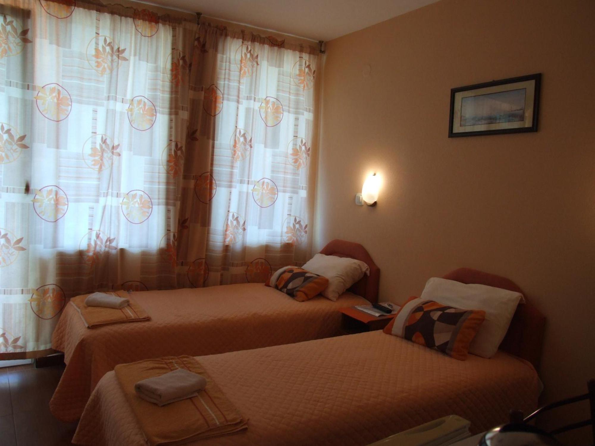 Apartments Pod Lozom With Seaview Petrovac Bilik gambar