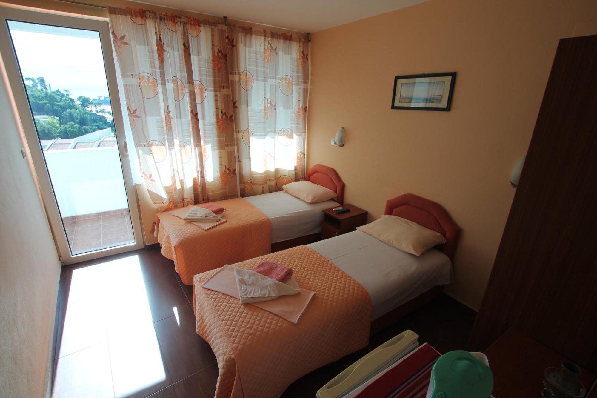 Apartments Pod Lozom With Seaview Petrovac Bilik gambar