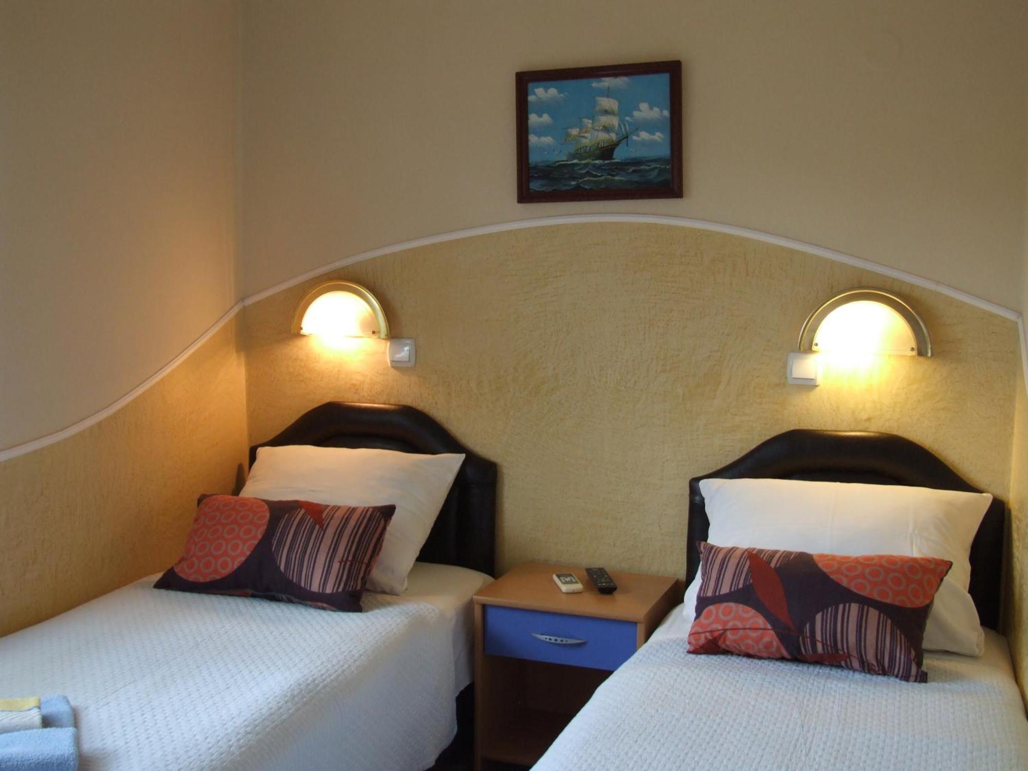 Apartments Pod Lozom With Seaview Petrovac Bilik gambar