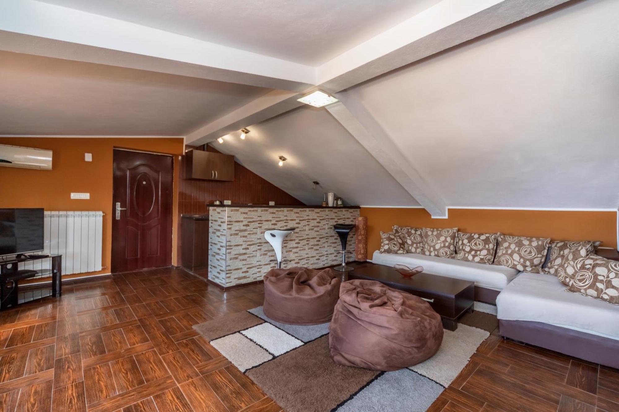Apartments Pod Lozom With Seaview Petrovac Bilik gambar