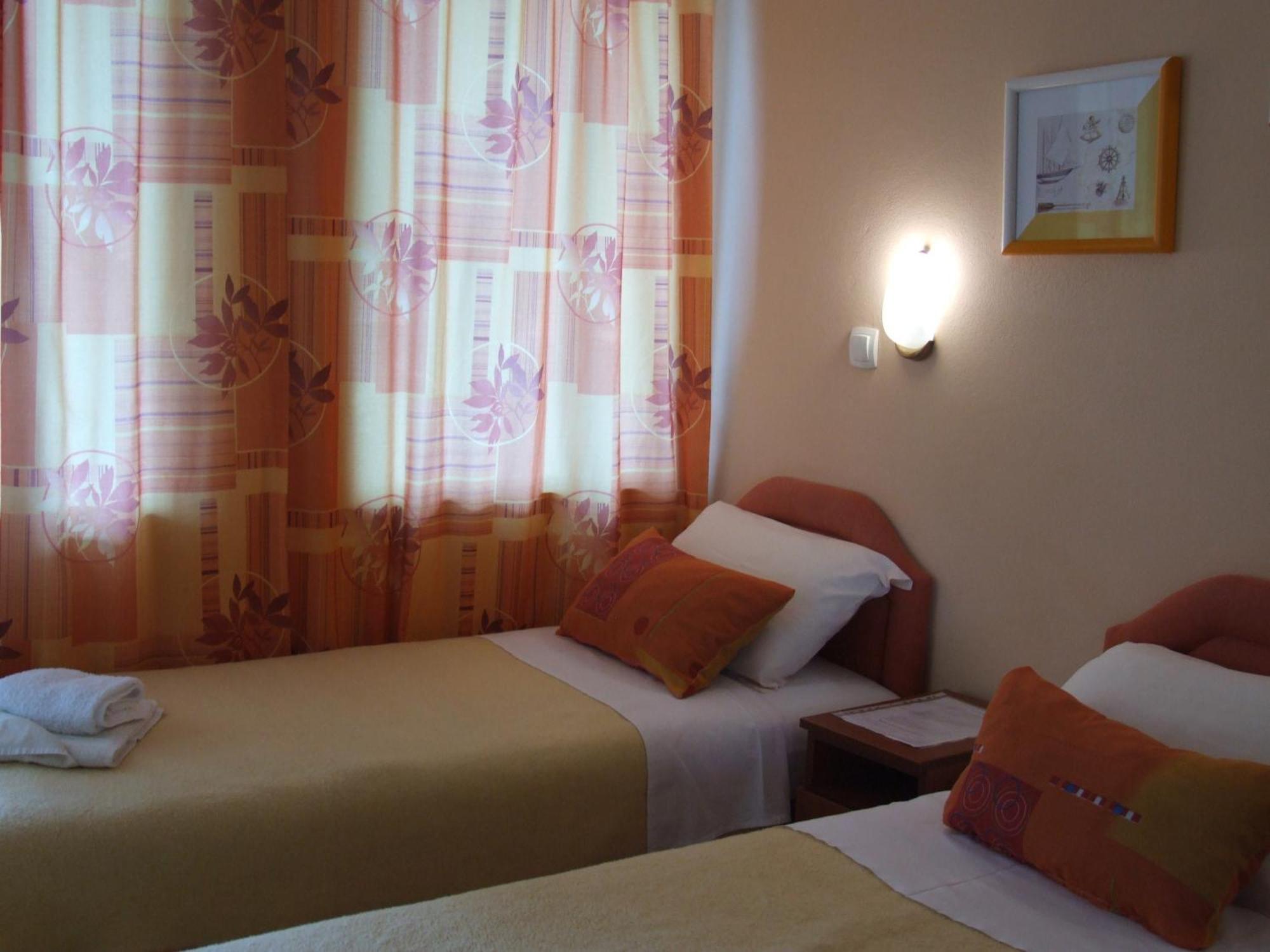 Apartments Pod Lozom With Seaview Petrovac Bilik gambar