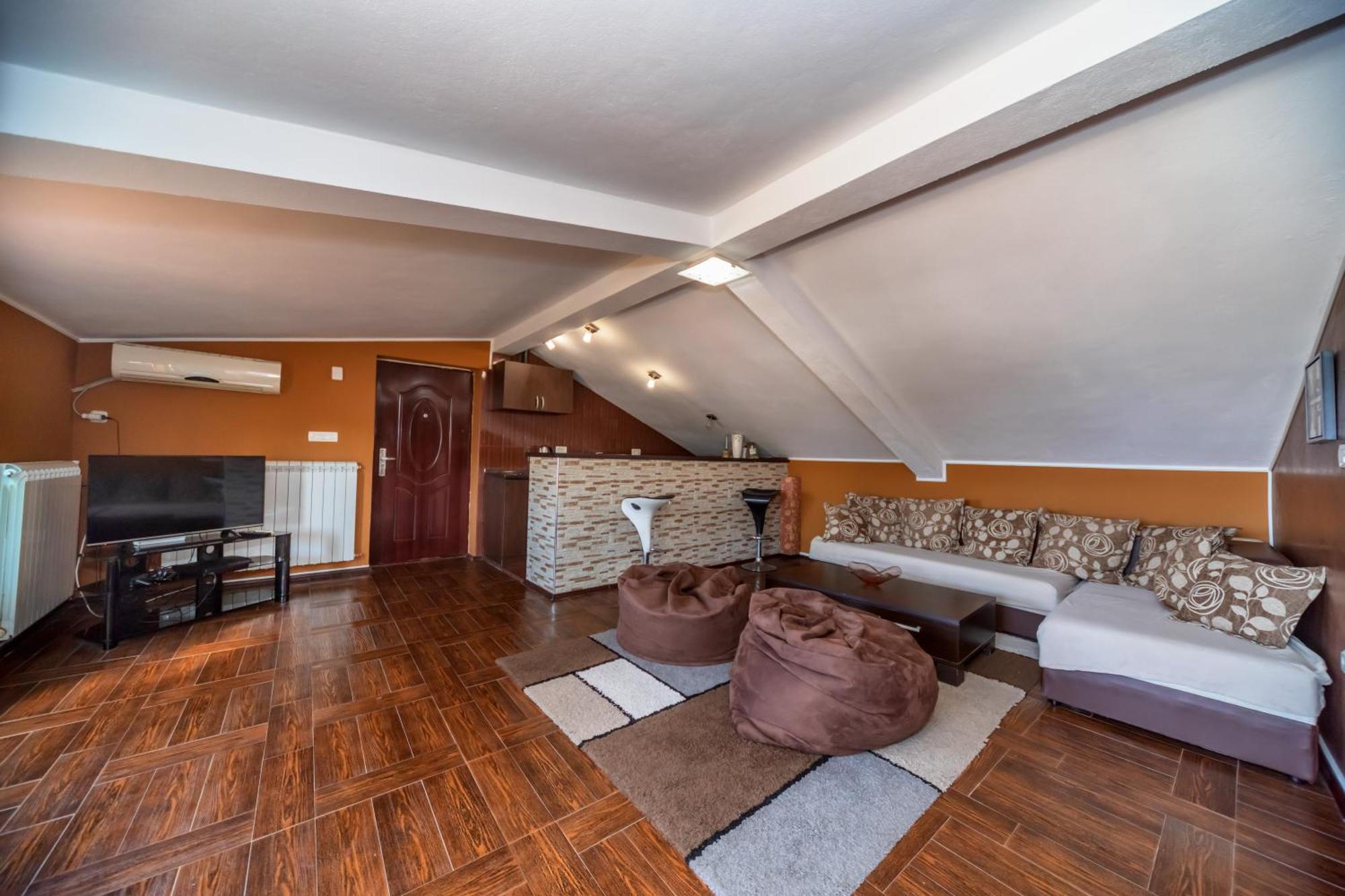 Apartments Pod Lozom With Seaview Petrovac Bilik gambar